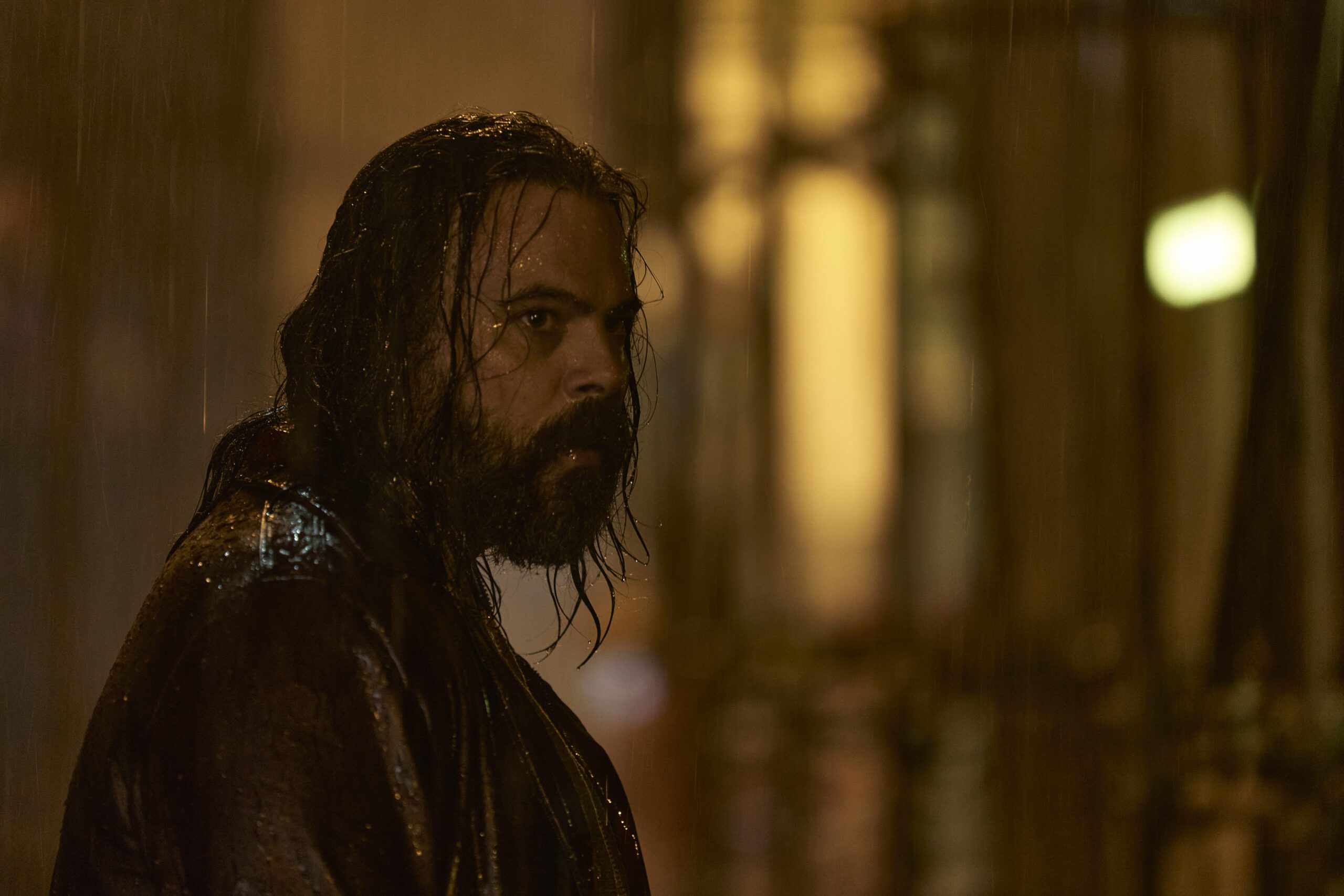 Caracas, la recensione del nuovo film diretto da Marco D’Amore