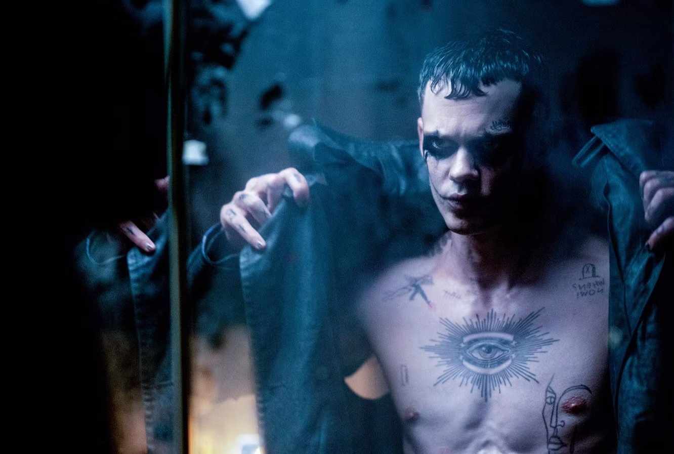 Il Corvo: Bill Skarsgard è Eric Draven nelle prime immagini del remake