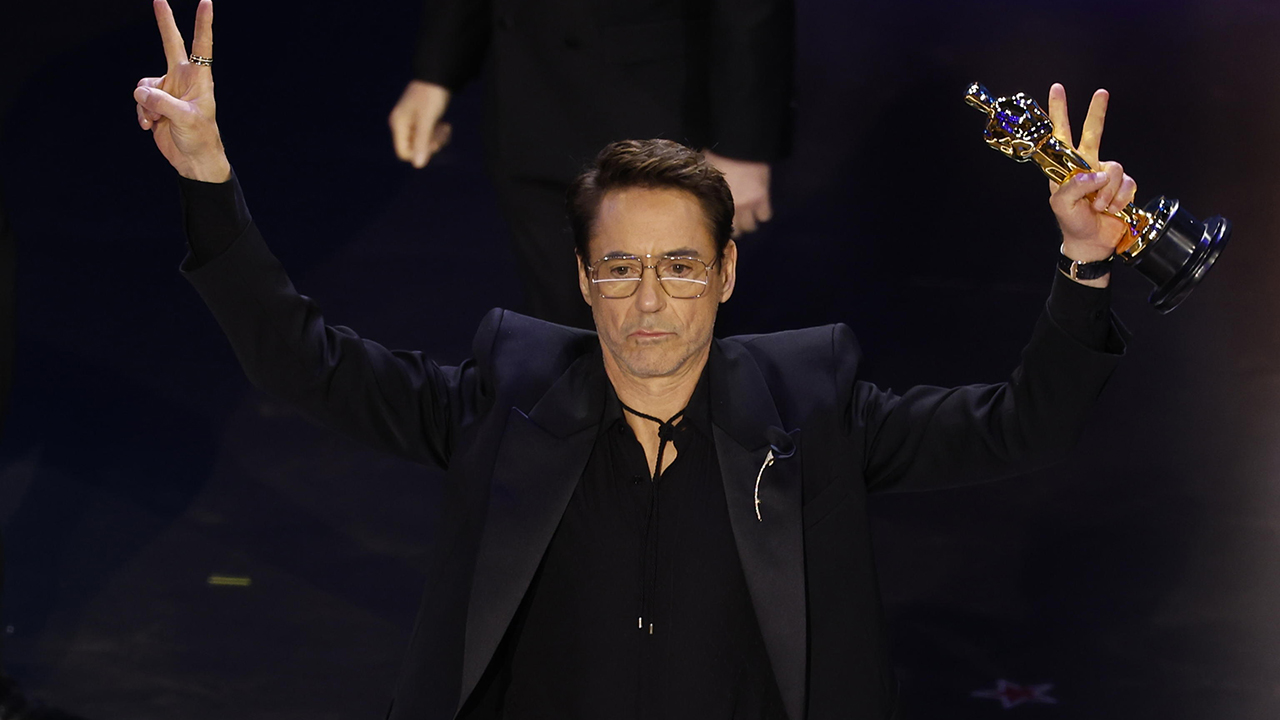 Robert Downey Jr. vince l’Oscar e ringrazia la sua terribile infanzia e l’Academy