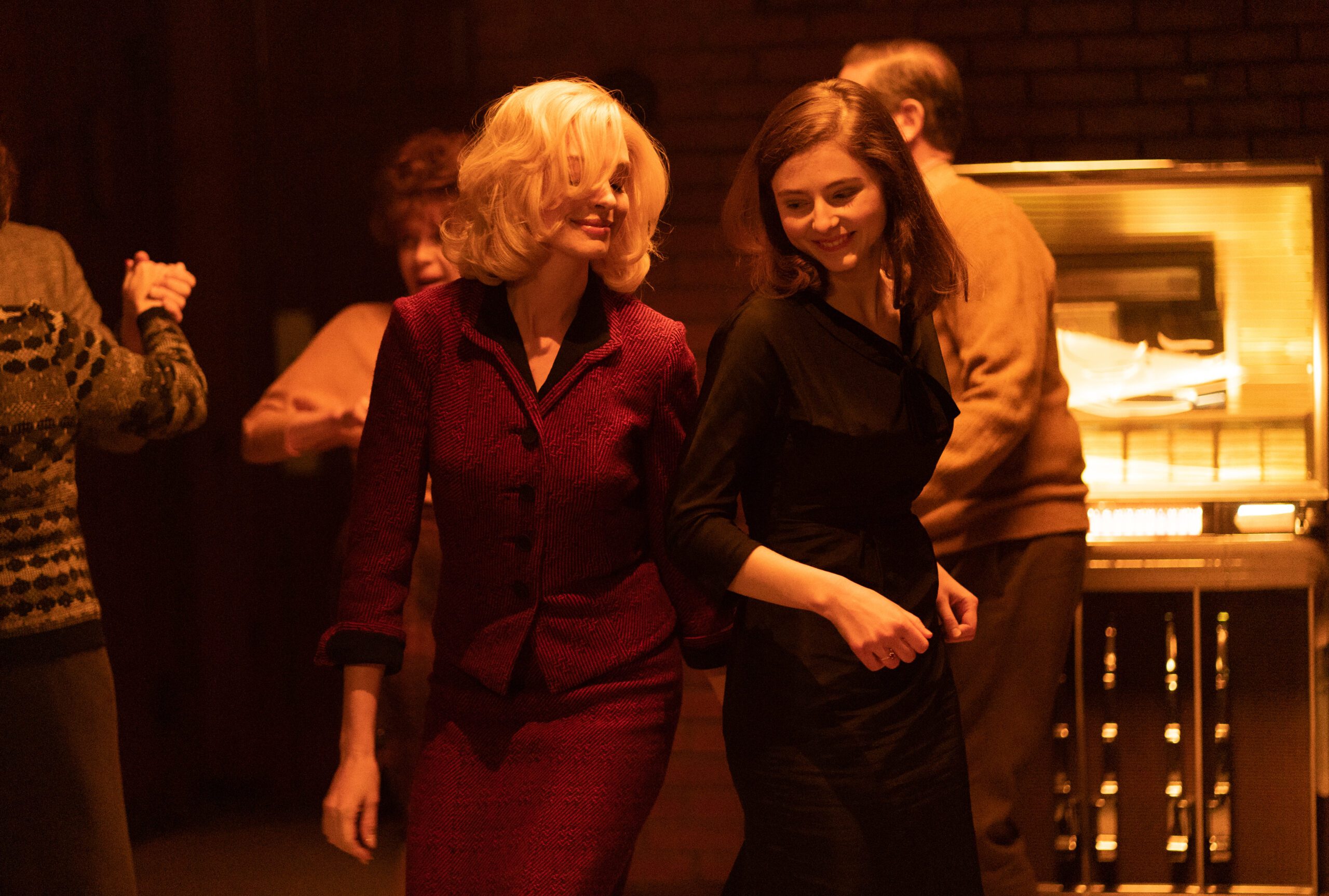Eileen: il trailer e il poster del film con Anne Hathaway e Thomasin McKenzie