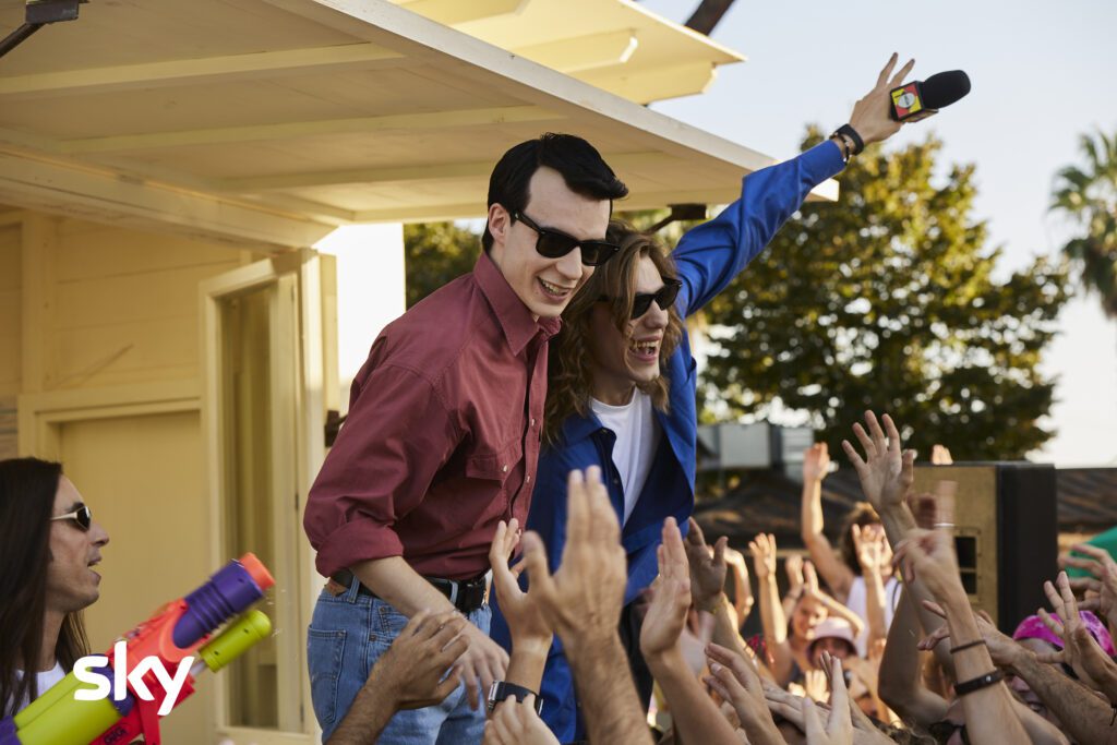 scena Hanno Ucciso l'Uomo Ragno – La leggendaria storia degli 883