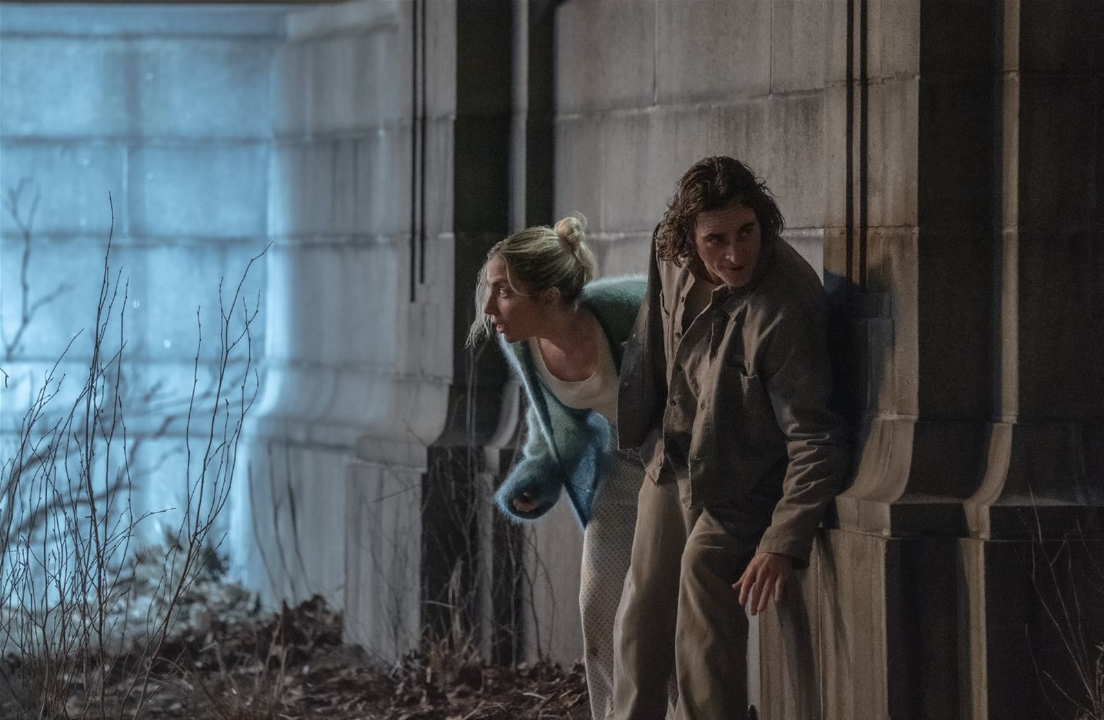 Joker: Folie à Deux, Joaquin Phoenix e Lady Gaga in fuga nelle nuove immagini