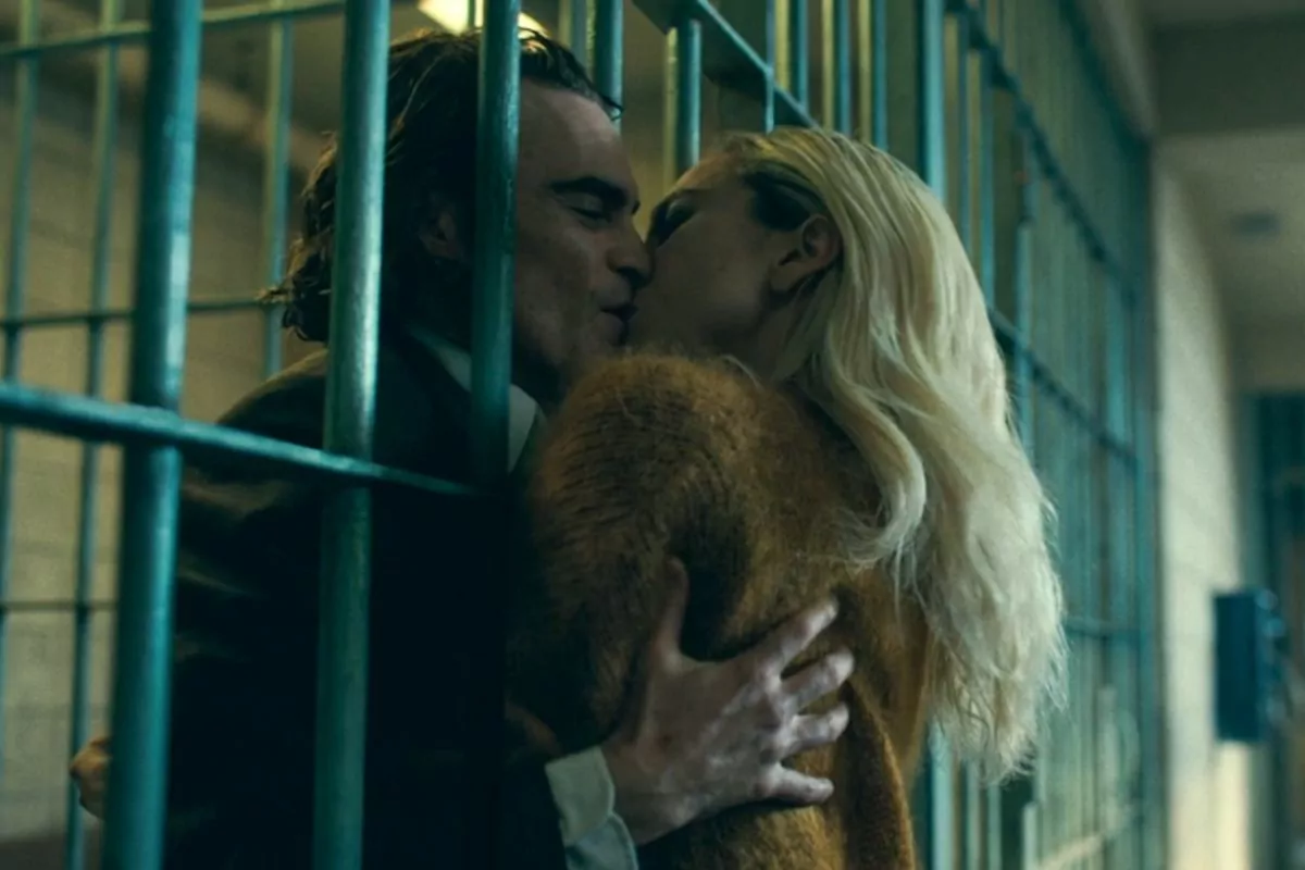 Joker: Folie à Deux, la featurette dedicata a Joaquin Phoenix e la clip ‘That’s Life’