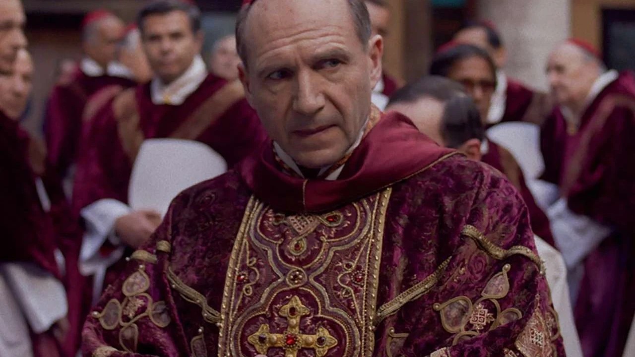 Conclave, la recensione: una di quelle sorprese che fanno bene al cinema