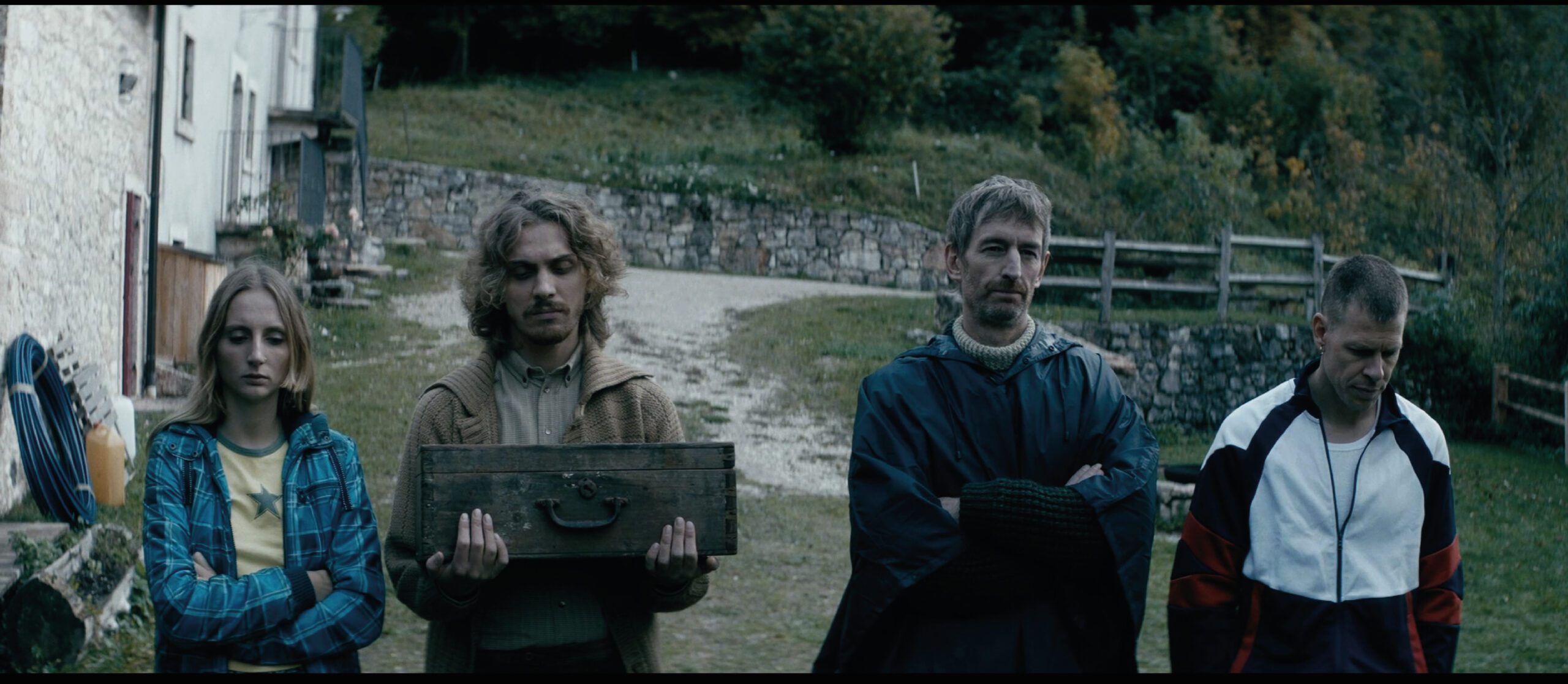 Squali: il poster del film di Alberto Rizzi al cinema dal 12 novembre