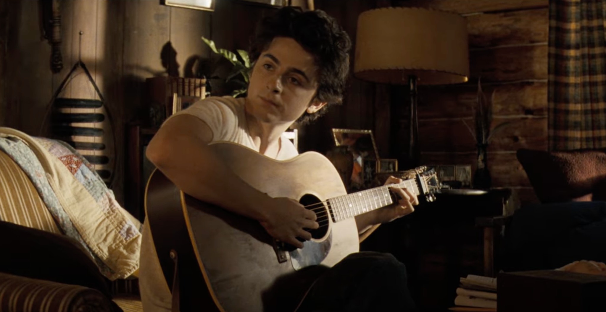 A Complete Unknown: nella nuova clip italiana Timothée Chalamet canta Blowin in the Wind