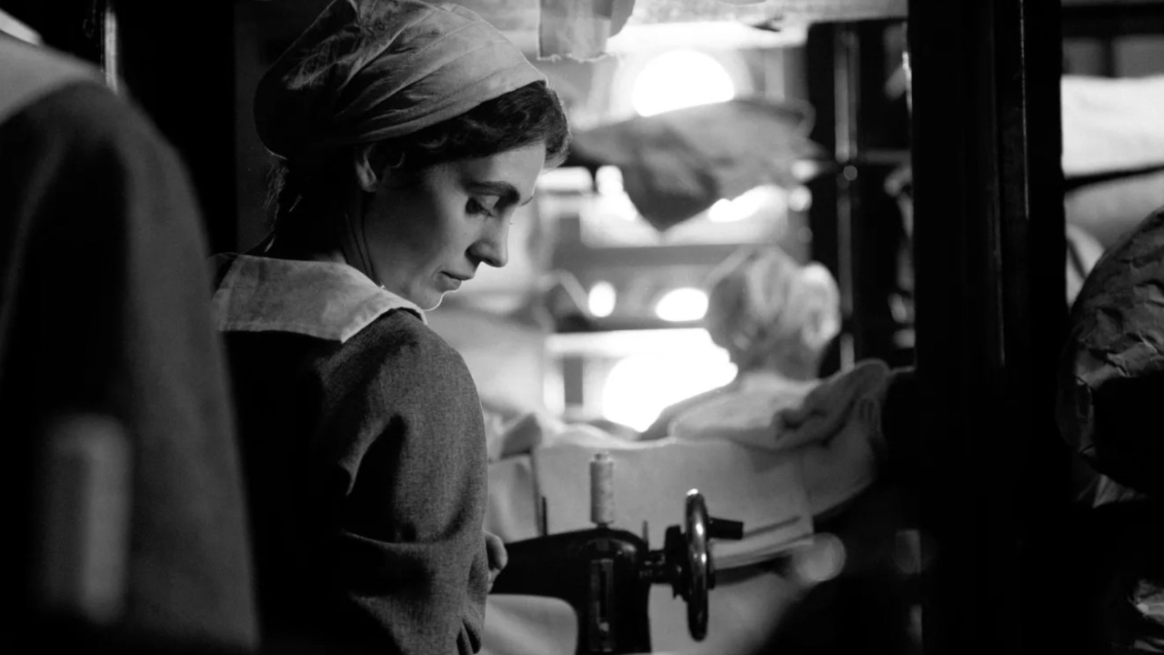 The Girl with the Needle di Magnus von Horn in streaming su MUBI