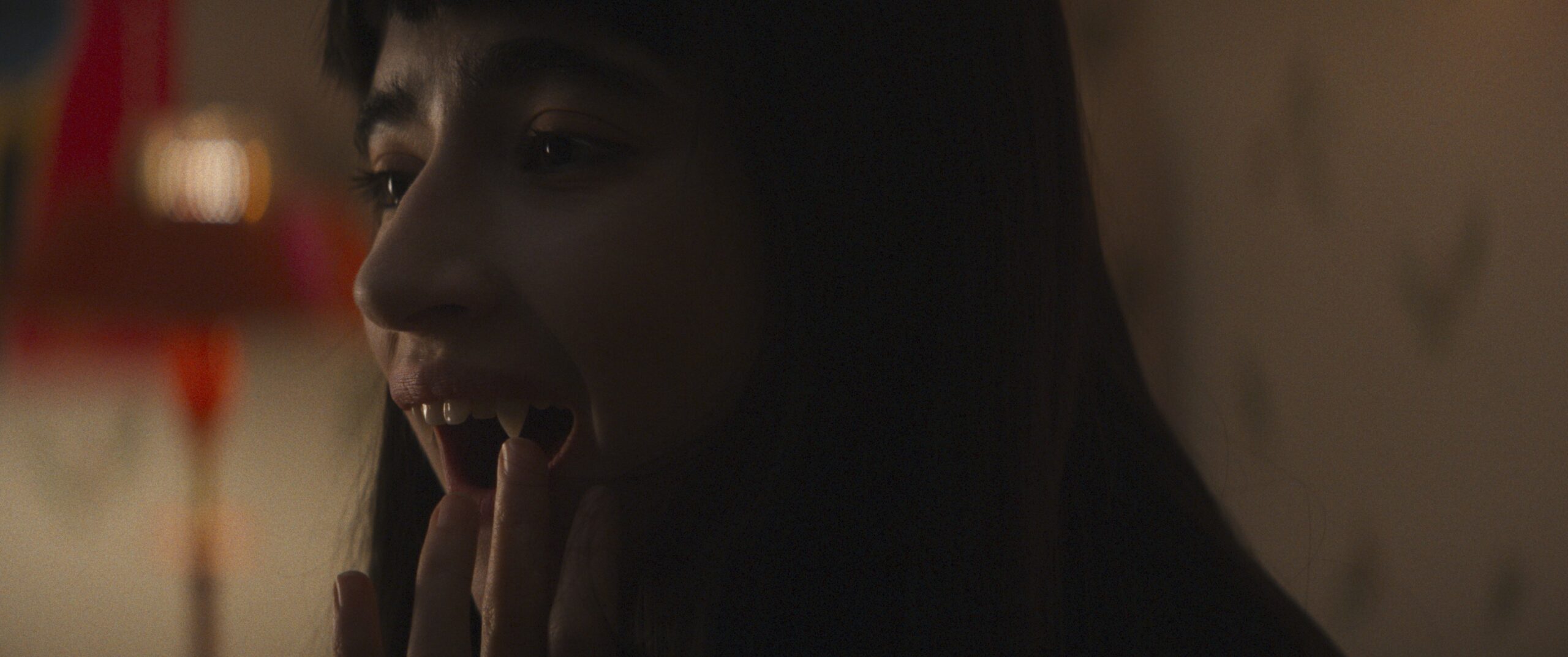 Vampira umanista cerca suicida consenziente: il trailer e il poster della dark comedy a febbraio su IWONDERFULL