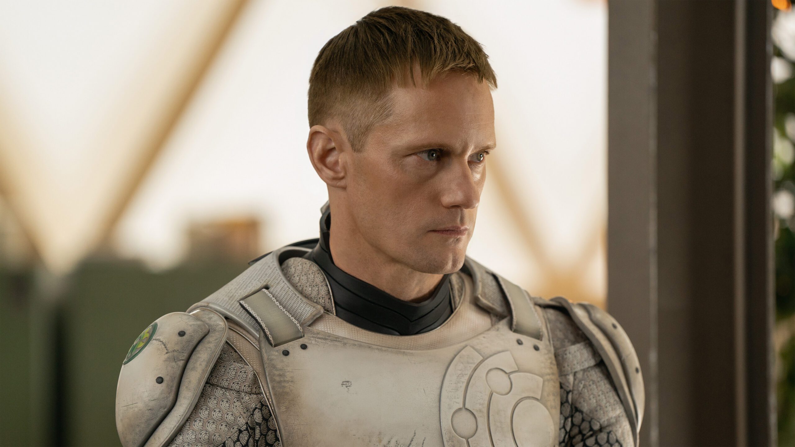 Murderbot: Apple TV+ svela le prime immagini della serie con Alexander Skarsgård