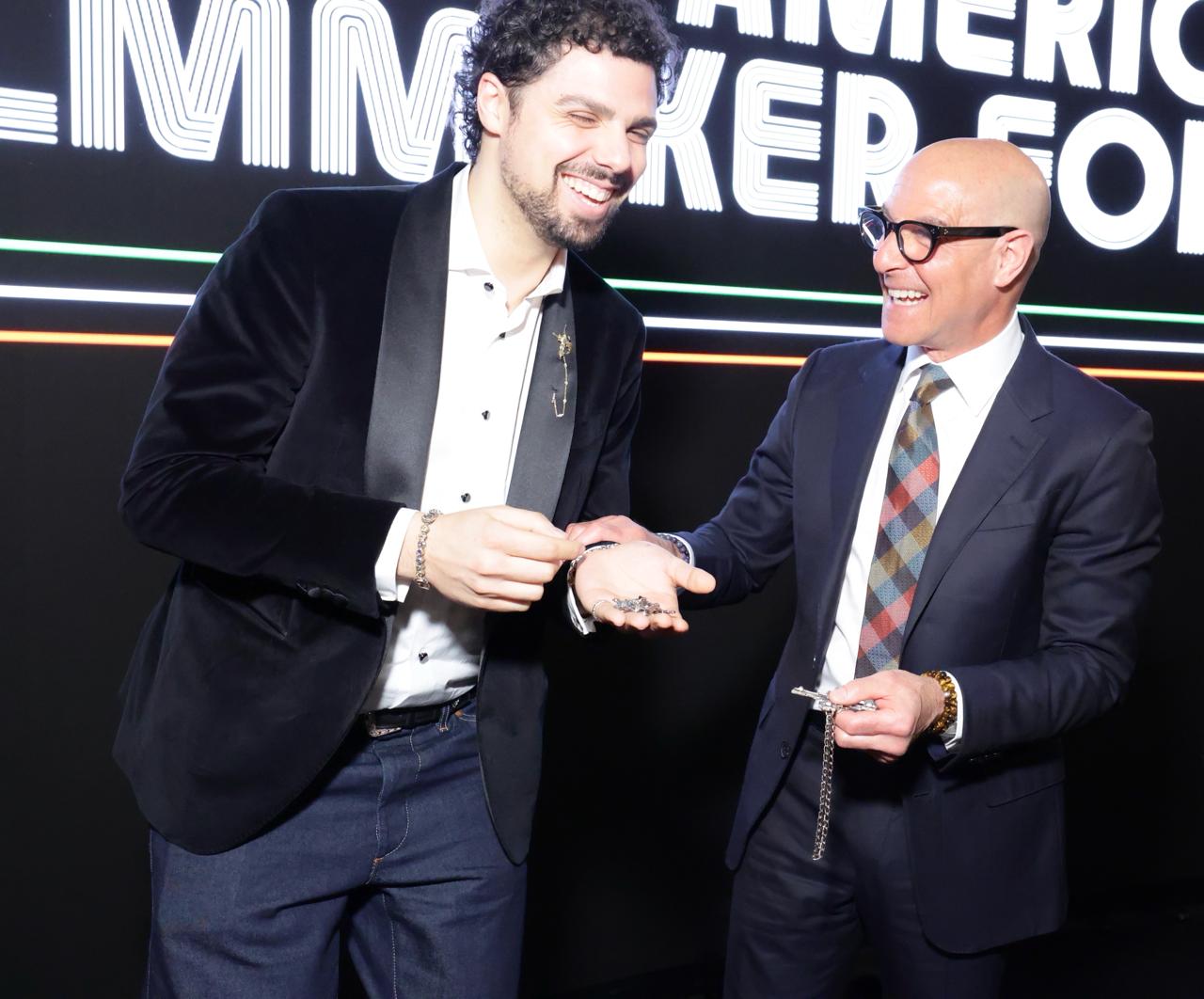 Conclave: donata a Stanley Tucci la croce da lui ​indossata nel film