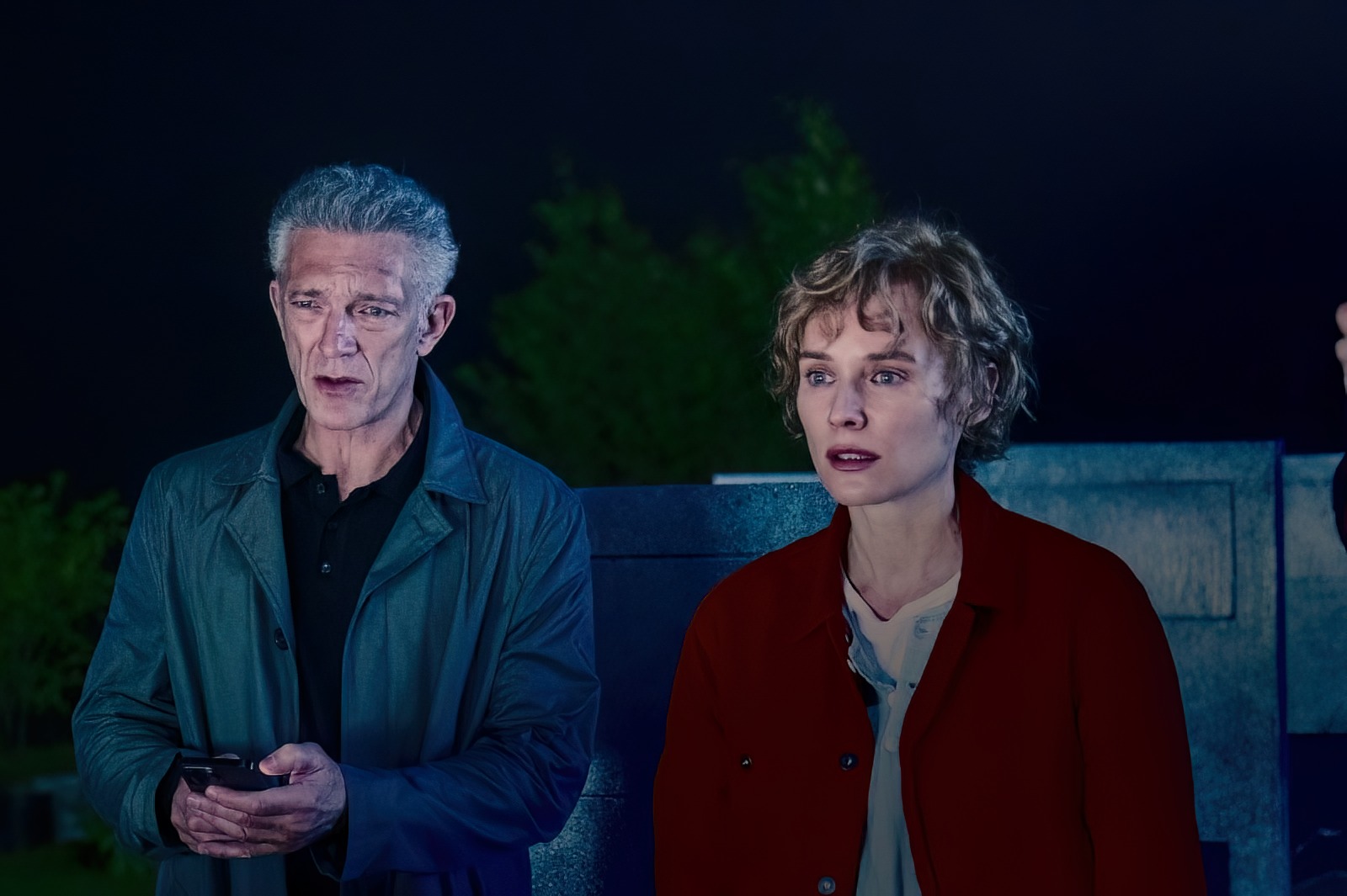 The Shrouds: il poster e le immagini del film di David Cronenberg nei cinema dal 3 aprile