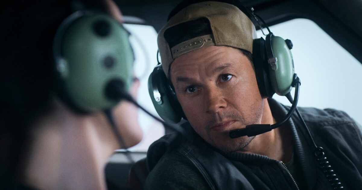 Michelle Dockery as Madolyn and Mark Wahlberg as Daryl in Flight Risk. Photo Credit: Courtesy of Lionsgate