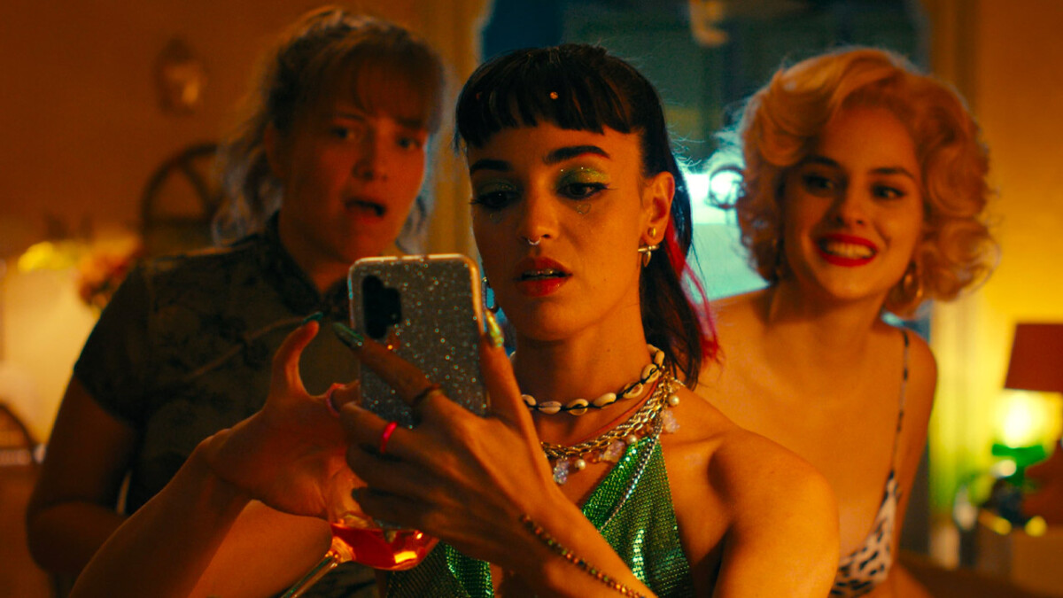 Le Donne al Balcone: la nuova clip italiana della commedia horror di Noémie Merlant