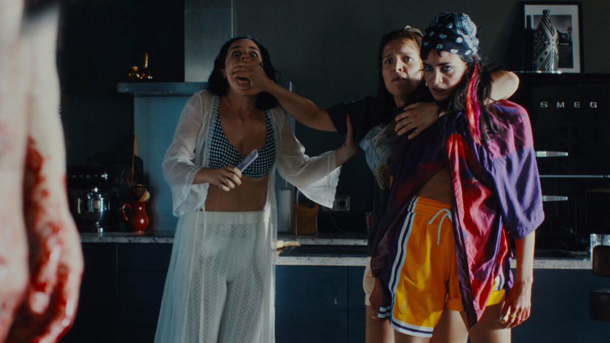 Le Donne al Balcone: la prima clip italiana della commedia horror di Noémie Merlant