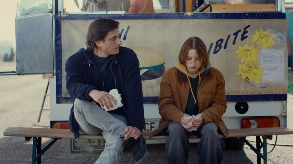 Paternal Leave: il trailer e il poster del film con Luca Marinelli e Juli Grabenhenrich