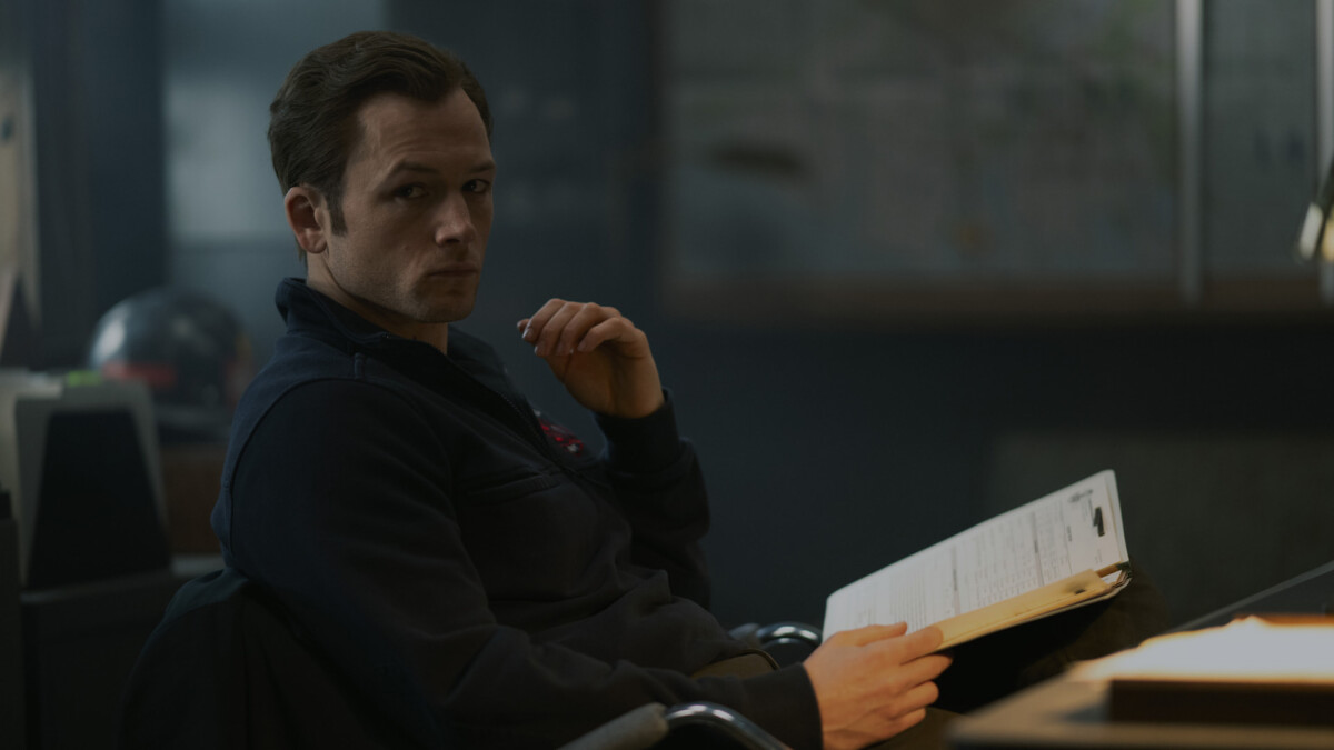 Smoke – Tracce di fumo, le prime immagini del crime drama Apple TV+ con Taron Egerton