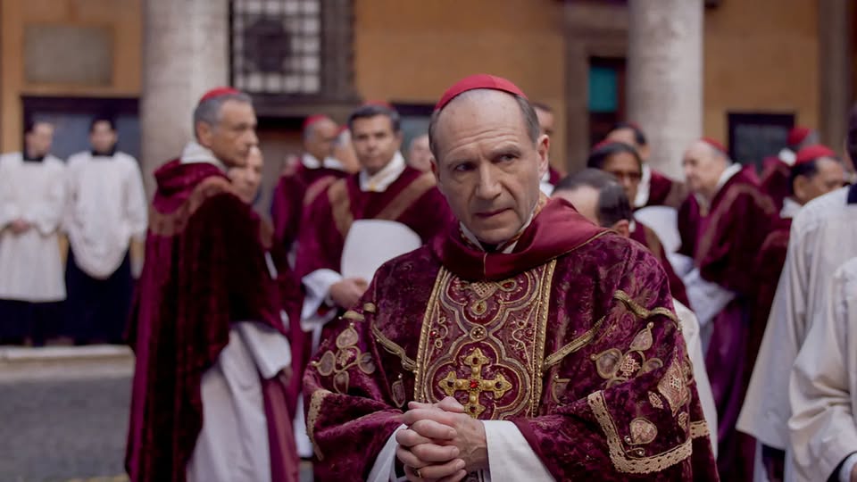 Conclave, in prima TV su Sky Cinema e NOW il film con Ralph Fiennes