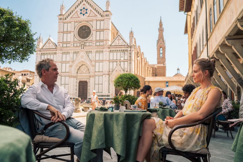 The Iris Affair: le prime immagini dell’action thriller con Tom Hollander e Niamh Algar