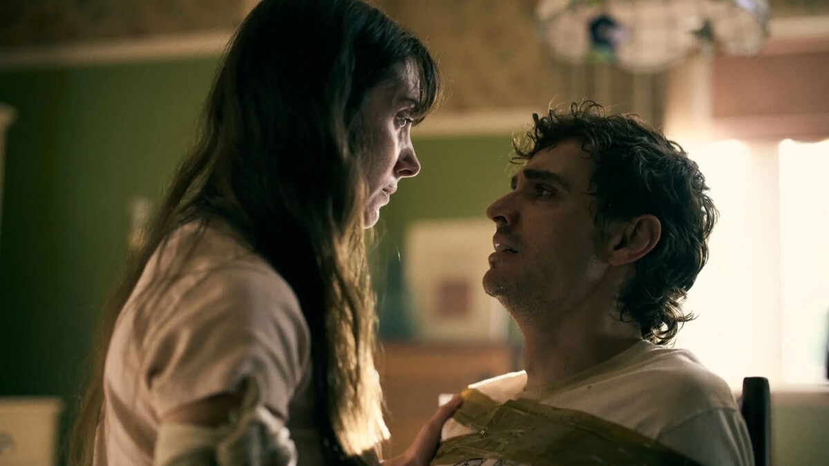 Together: il trailer e il poster dell’horror di Michael Shanks