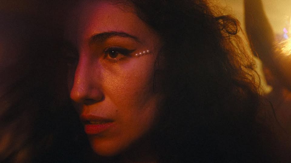 Una Sconosciuta a Tunisi, il poster del film di Mehdi M. Barsaui nei cinema a luglio