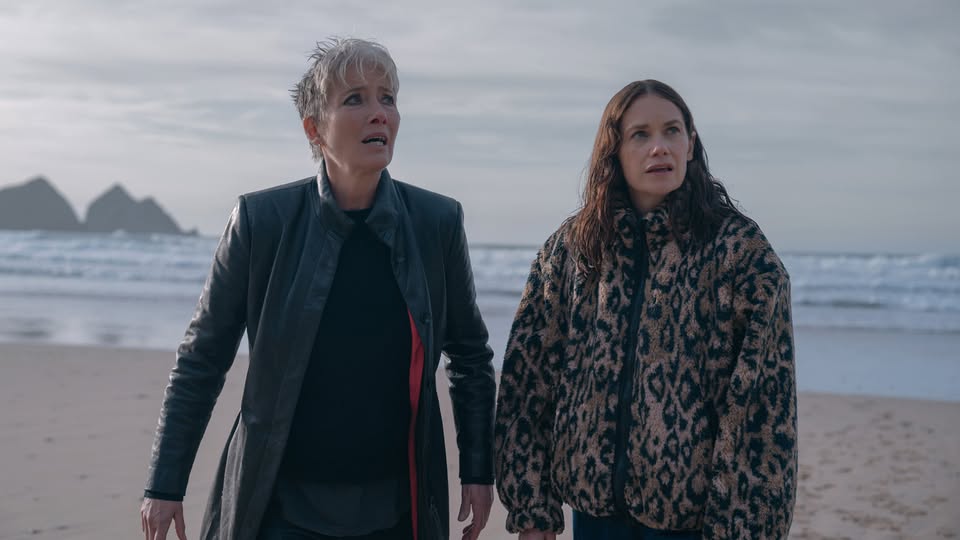 Down Cementery Road, le prime immagini della serie thriller con Emma Thompson e Ruth Wilson