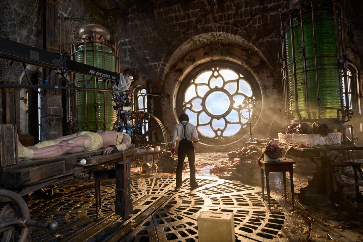 Frankenstein di Guillermo del Toro, recensione: la solitudine della Creatura è lo specchio dell’uomo
