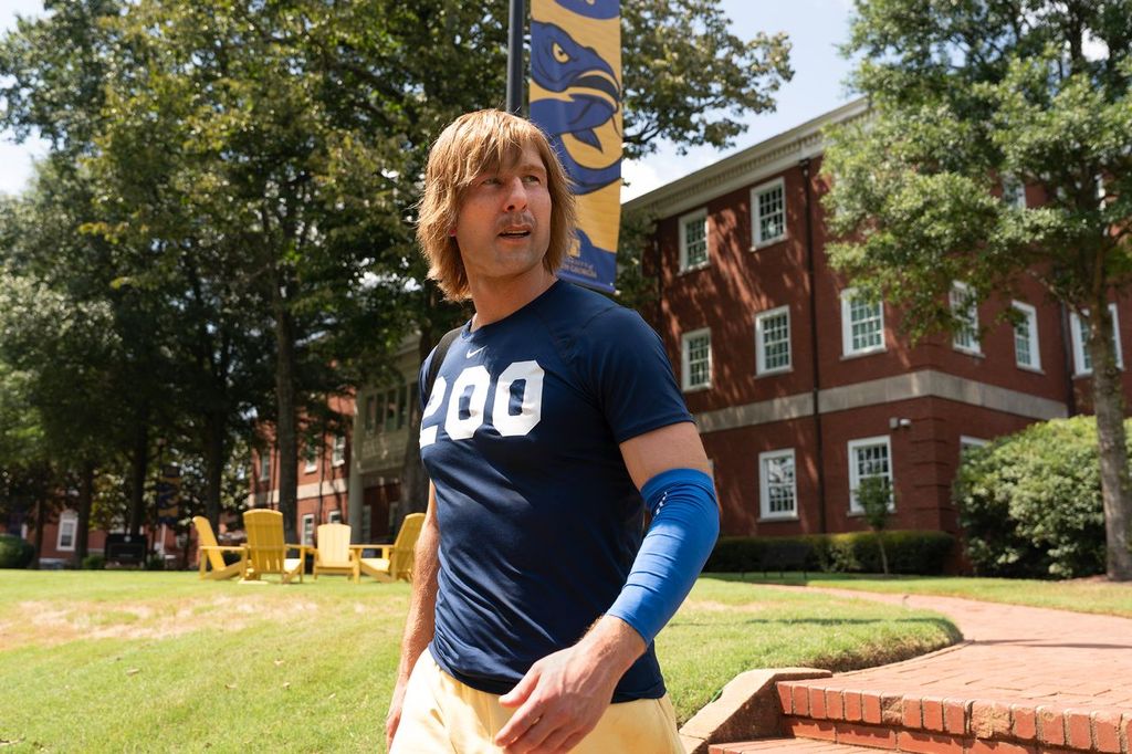 Chad Powers: il trailer e la key art della serie con Glen Powell in arrivo su Disney+