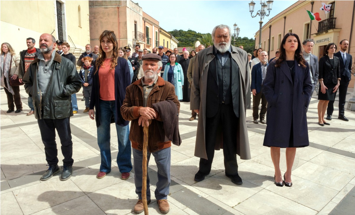 La vita va così, la recensione: tra radici, identità e cambiamento