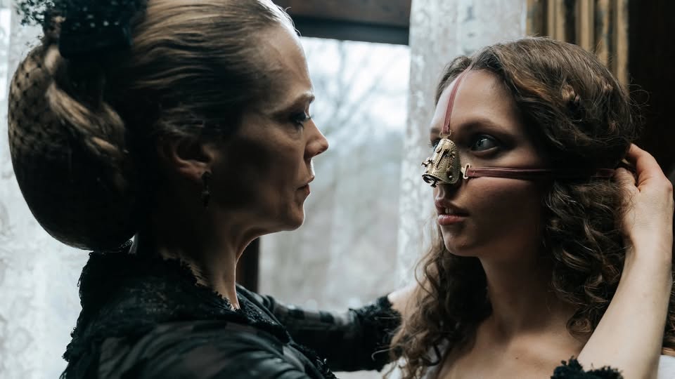 The Ugly Stepsister: il trailer italiano della favola horror che ribalta Cenerentola