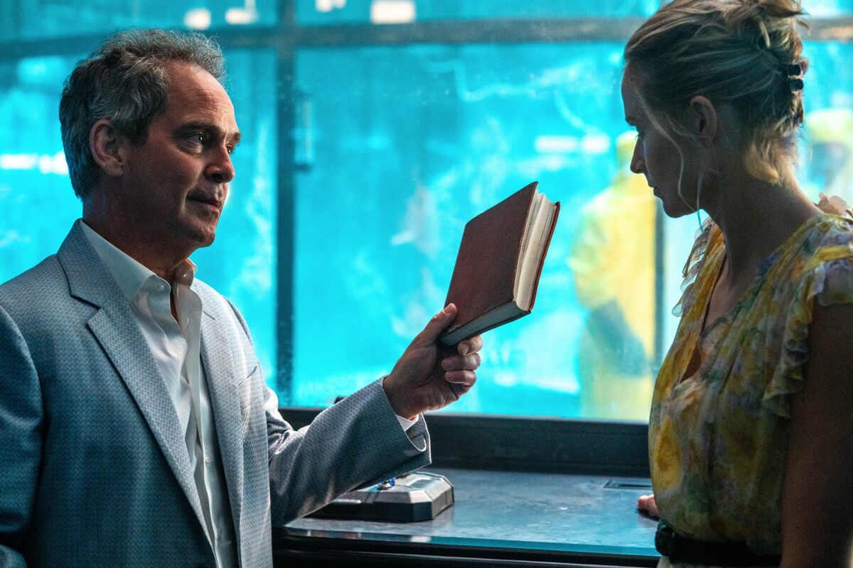 The Iris Affair – Missione ad alto rischio: il trailer italiano della serie con Tom Hollander