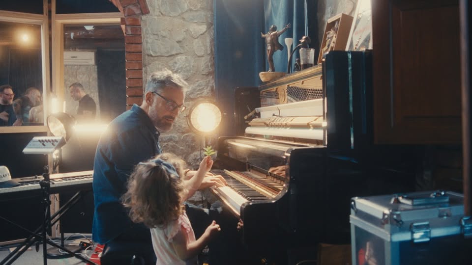 immagine documentario brunori sas - il tempo delle noci