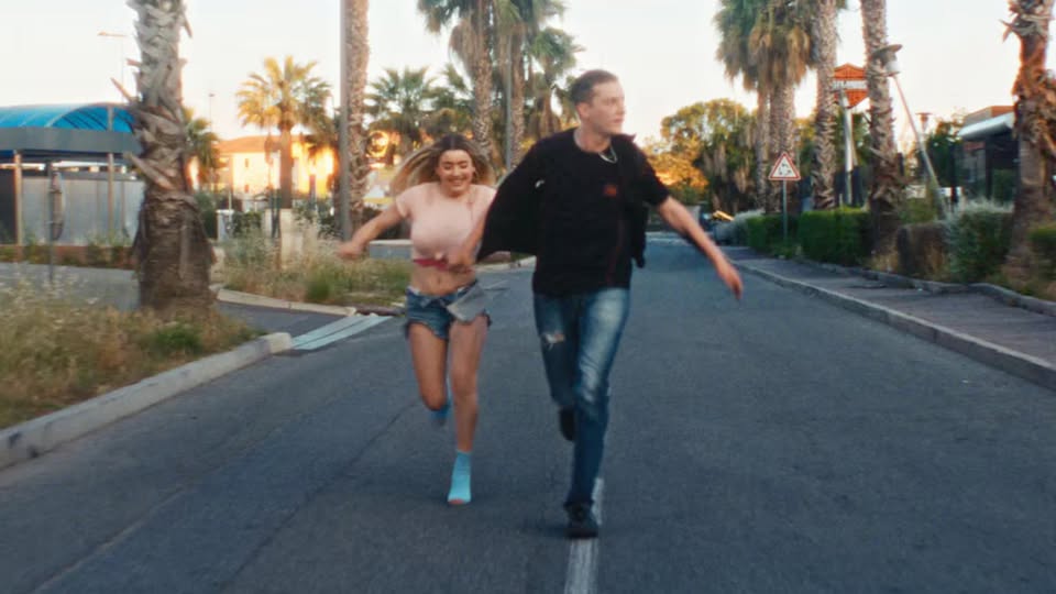 immagine una ragazza brillante