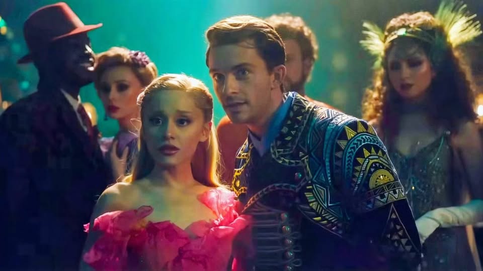 Ariana Grande e Jonathan Bailey in wicked