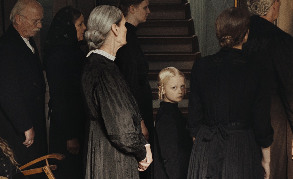 Il Suono di una Caduta: il trailer e il poster del film di Mascha Schilinski