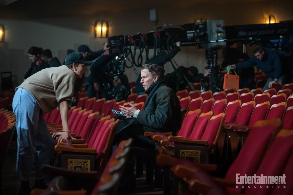 La sceneggiatrice e regista Maggie Gyllenhaal e Christian Bale sul set di "La sposa!".Credit Niko Tavernise/Warner Bros.