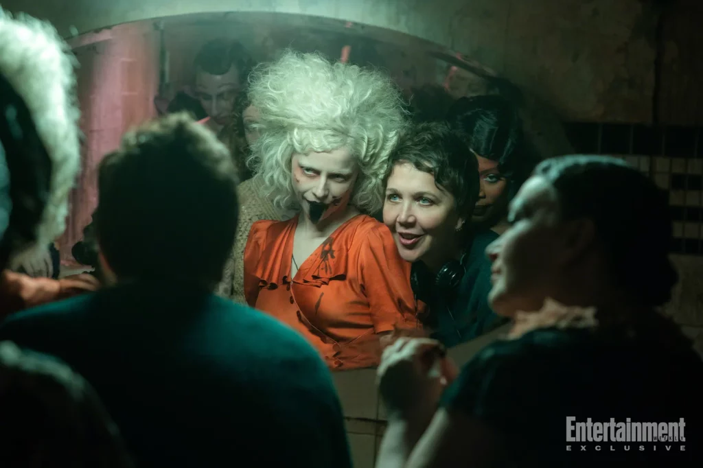 Jessie Buckley e la sceneggiatrice e regista Maggie Gyllenhaal sul set di "The Bride!".Credit Niko Tavernise/Warner Bros.