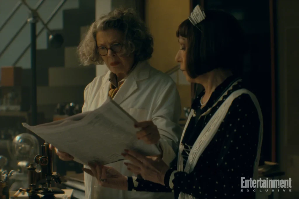 Annette Bening nel ruolo del dottor Euphronious e Jeannie Berlin nel ruolo di Greta in "La sposa!".credit Warner Bros. Pictures