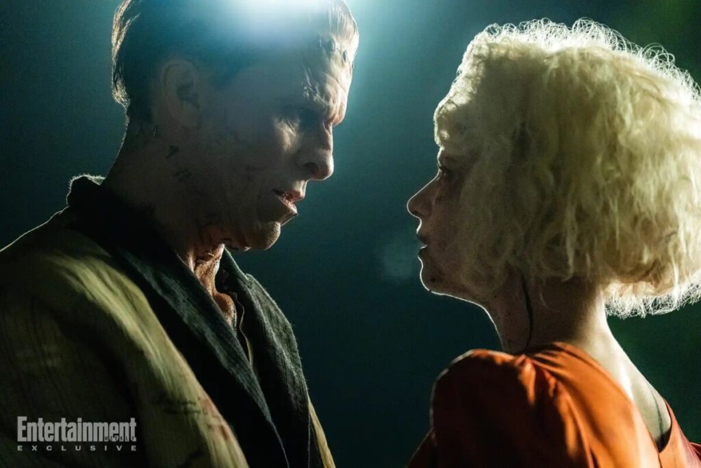 Christian Bale nel ruolo di Frank e Jessie Buckley in quello della sposa in La sposa! - creditNiko TaverniseWarner Bros