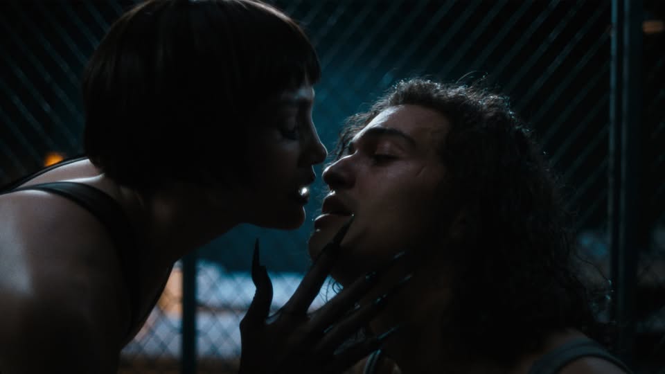 Il Bacio della Donna Ragno: il trailer e il poster del film con Jennifer Lopez