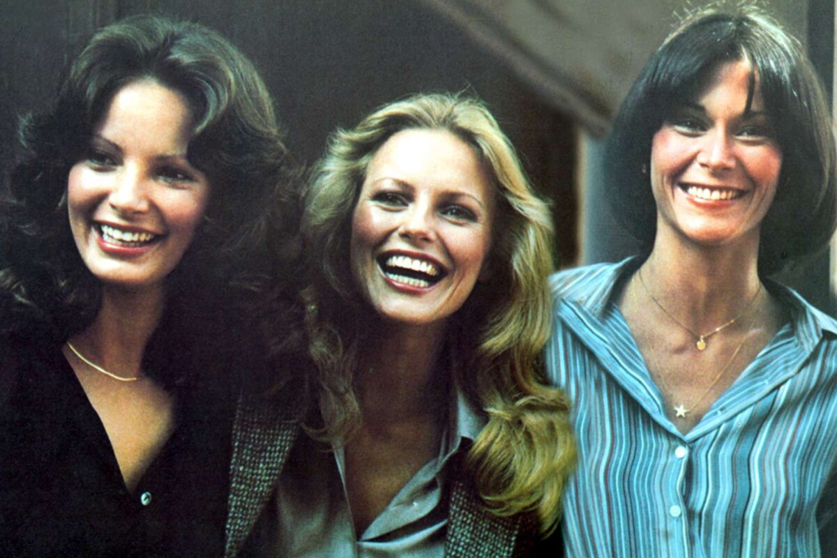 Le Charlie’s Angels festeggiano 50 anni tra bikini, battaglie e coraggio femminile