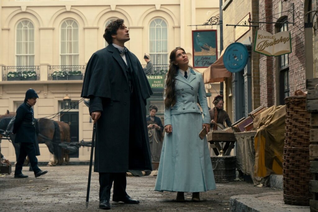 Enola Holmes 3. (Da sinistra a destra) Henry Cavill nei panni di Sherlock Holmes e Millie Bobby Brown nei panni di Enola Holmes in Enola Holmes 3. Foto di John Wilson/Netflix ©2026.