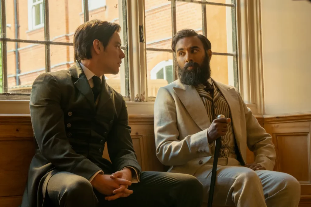 Enola Holmes 3. (Da sinistra a destra) Louis Partridge nei panni di Tewkesbury e Himesh Patel nei panni del Dr. Watson in Enola Holmes 3. Cr. John Wilson/Netflix ©2026.