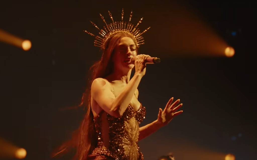 Mother Mary: come è nata la pop star fittizia di Anne Hathaway