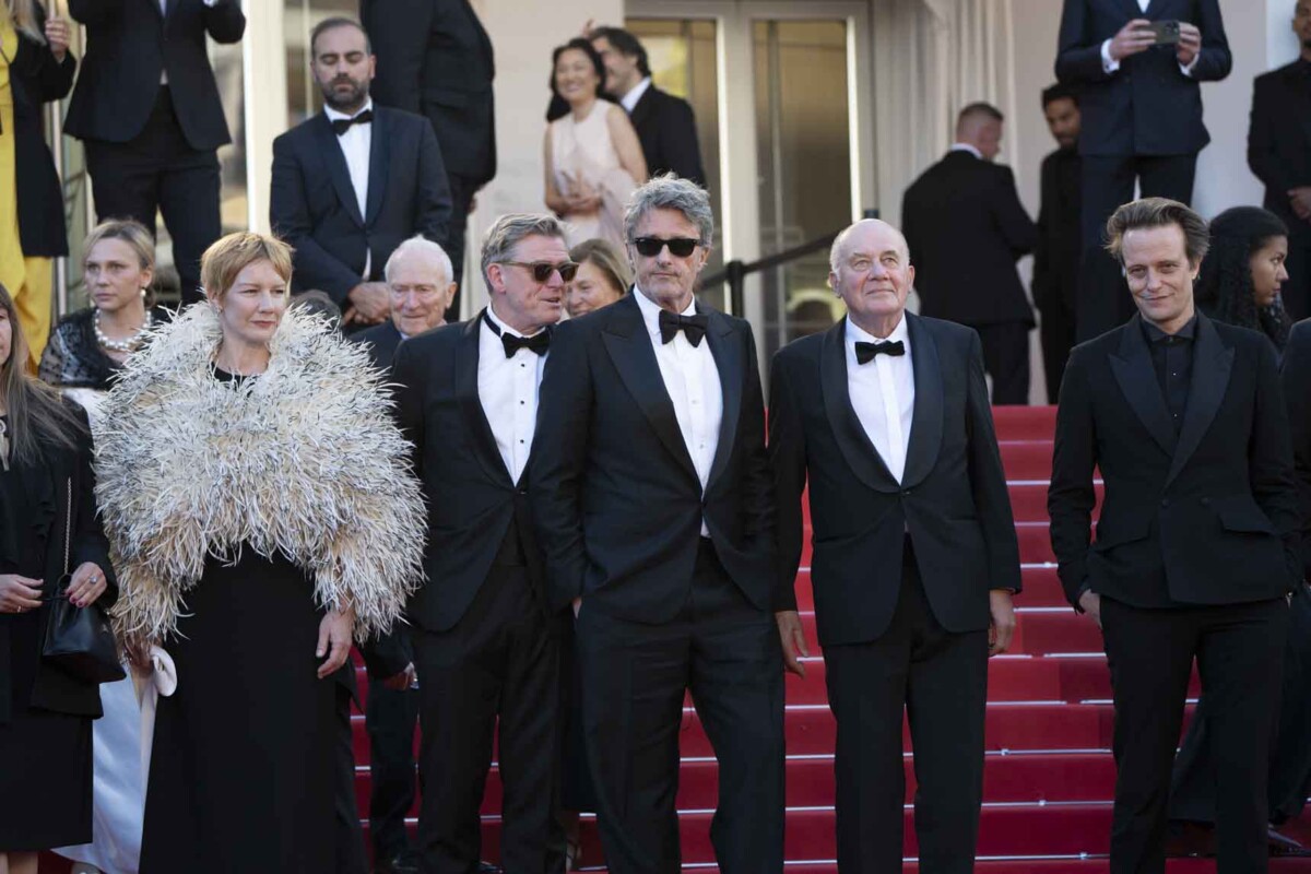 Cannes 79: Fatherland, Pawlikowski sul red carpet con il cast, le foto della première