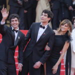 Javier Calvo, Javier Ambrossi, Penélope Cruz e Milo Quifes a Cannes 2026 – Foto Martina Dal Piano per Think Movies