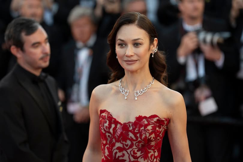 Olga Kurylenko red carpet Cannes 79 Credit Foto Martina Dal Piano per Think Movies