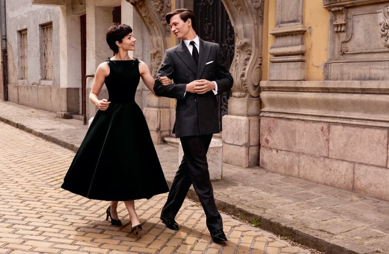 Thomasin McKenzie e Ansel Elgort nei panni di Audrey Hepburn e Hubert de Givenchy in "Cena con Audrey"