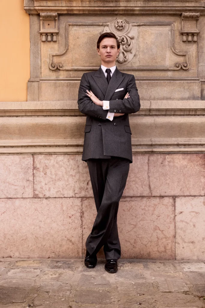Ansel Elgort nei panni di Hubert de Givenchy in "Cena con Audrey"