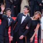 Javier Calvo, Javier Ambrossi, Penélope Cruz e Milo Quifes a Cannes 2026 – Foto Martina Dal Piano per Think Movies