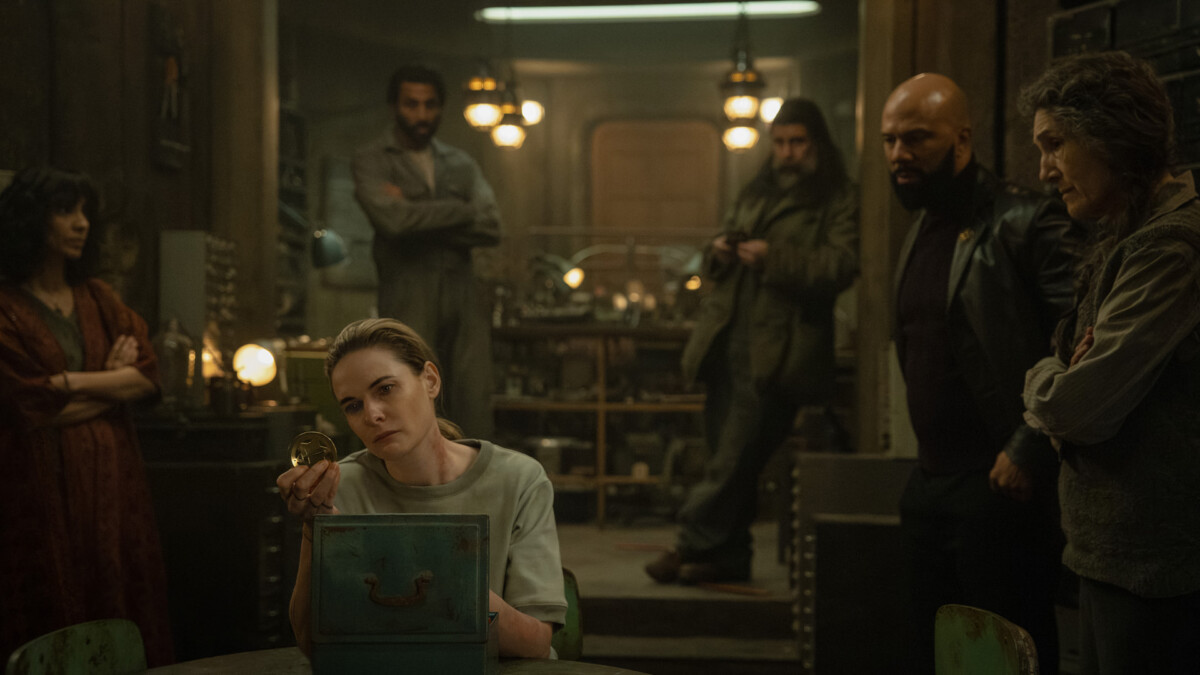 Rebecca Ferguson, Avi Nash, Rick Gomez, Common e Harriet Walter in “Silo”, disponibile dal 3 luglio 2026 su Apple TV.